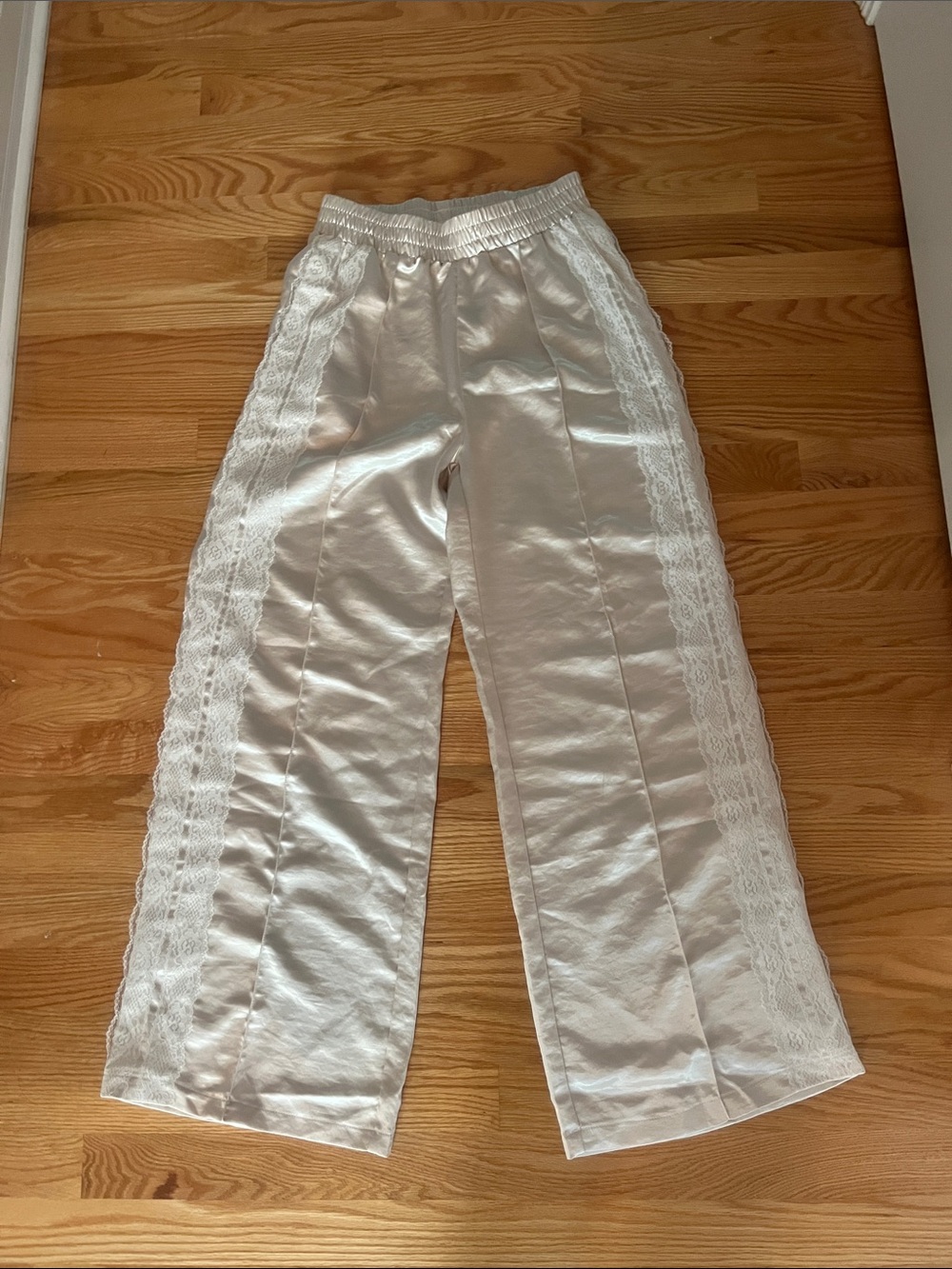Satin Wide-Leg Pants with Lace-Trim in Cream/beige